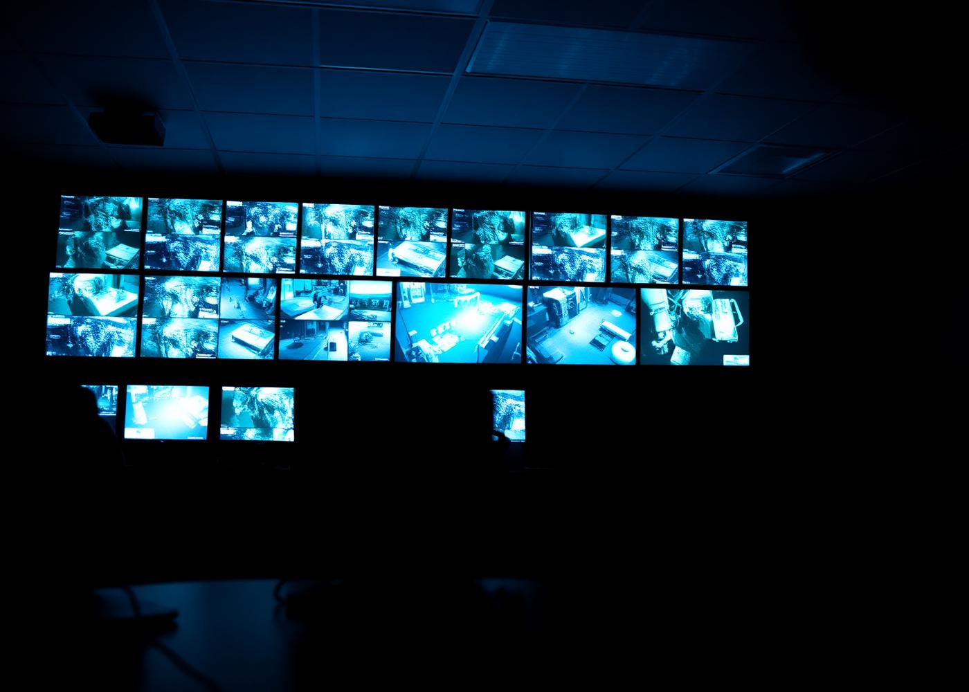 Centrum monitoringu z kamerami CCTV pracujące całą dobę